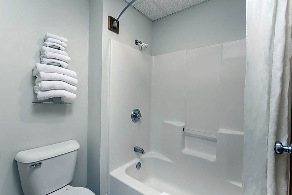 AmericInn by Wyndham Eagle River Downtown