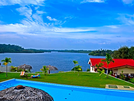 Kalla Bongo Lake Resort