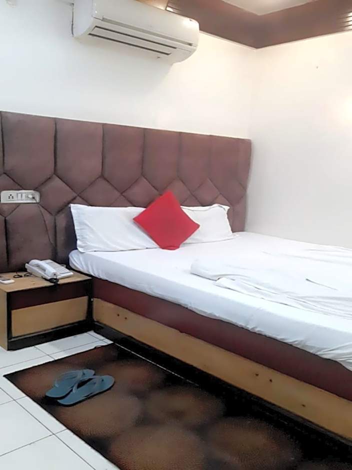 Hotel Shiv Palace – Delhi, NY