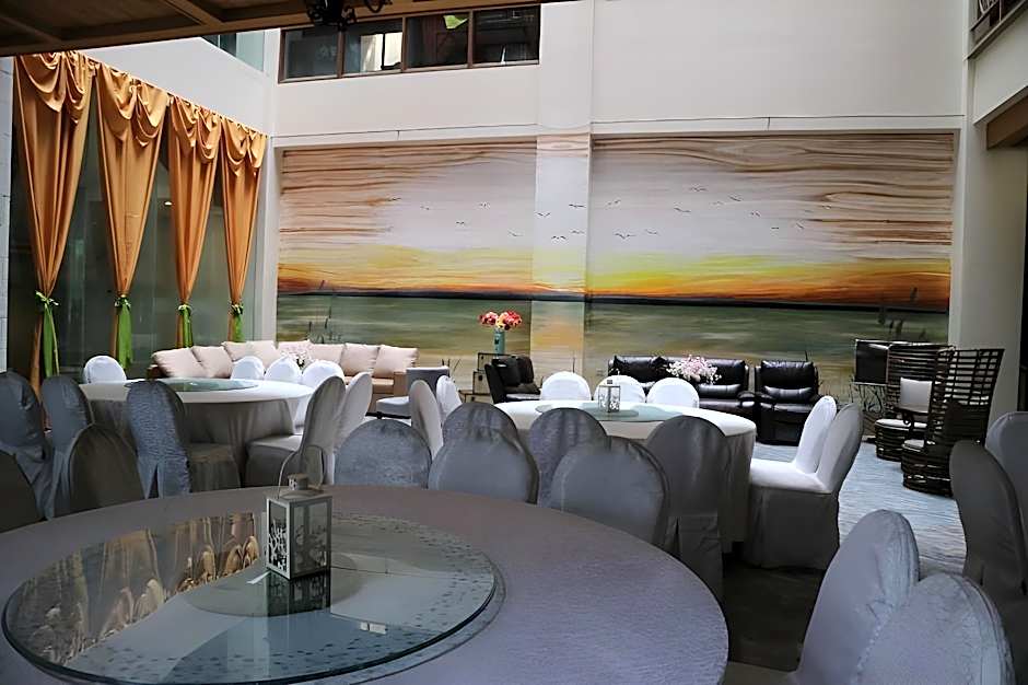 Paragon Hotel And Suites