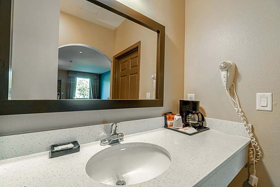 Moulton Inn & Suites By OYO