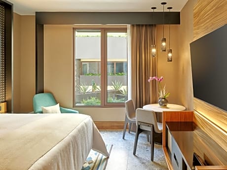 Master Suite, 1 King