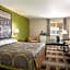 Super 8 by Wyndham Holton
