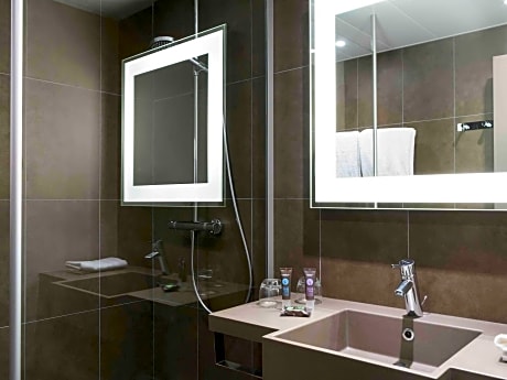 Superior Room for people with reduced mobility, with queen-size bed and single sofa bed