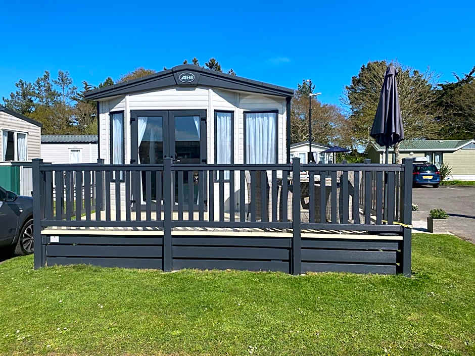 The Roecliffe, Holiday mid-lodge, Shorefield Country Park