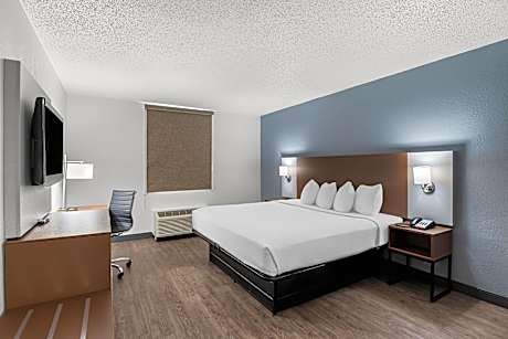 1 King Bed, Efficiency, Smoking