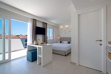 Select Studio with Side Sea View