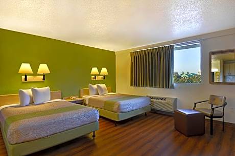 2 Queen Beds | ADA/RI Shower/Premium/Micfridge