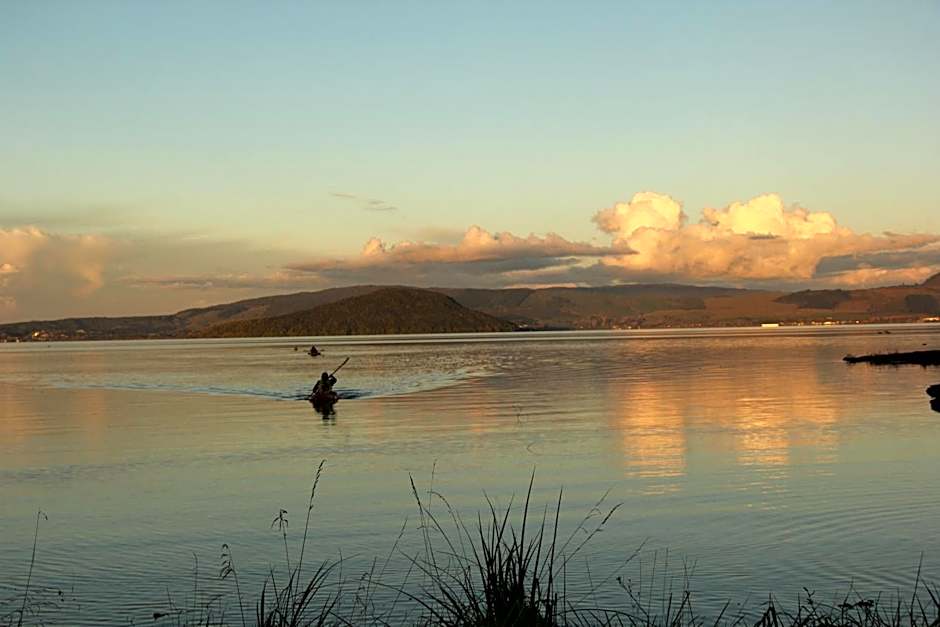 Jack & Di's Waiteti Lakefront Motel