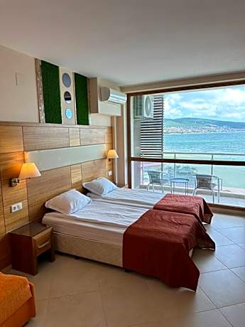 Double or Twin Room with Balcony with Sea View