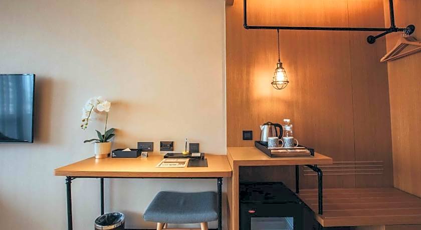CHECK inn SELECT Chiayi RenAi