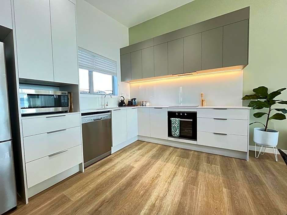 Jandals & Joy Lakefront Retreat