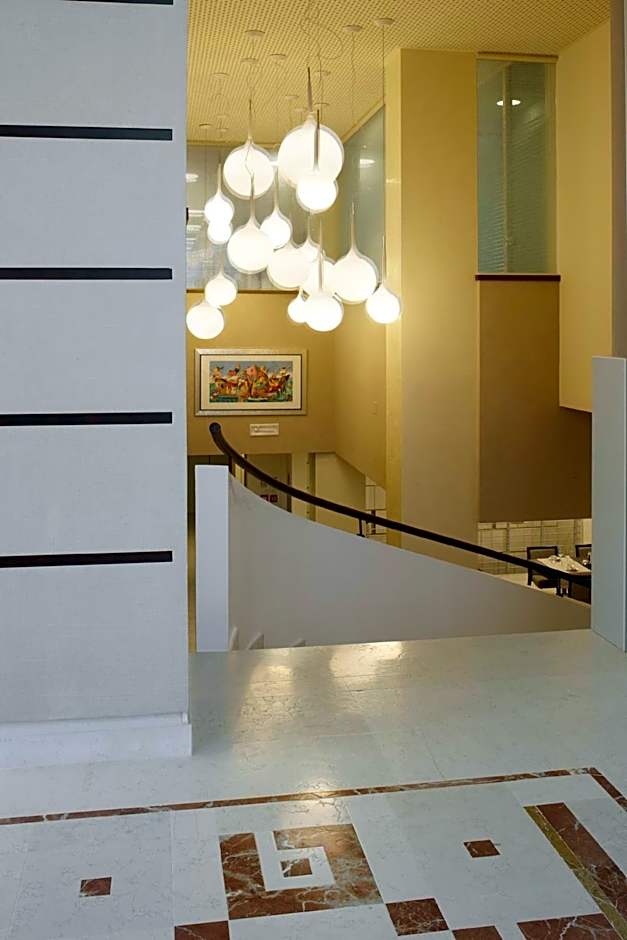 Breaking Business Hotel