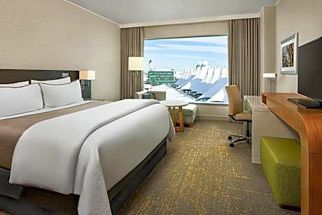 Traditional King Room with Roll-in Shower - Mobility Accessible