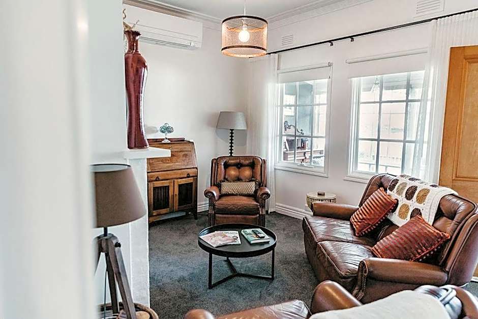 Edge17 Waterfront Apartment, plus Cottage with Garden View - Port Fairy