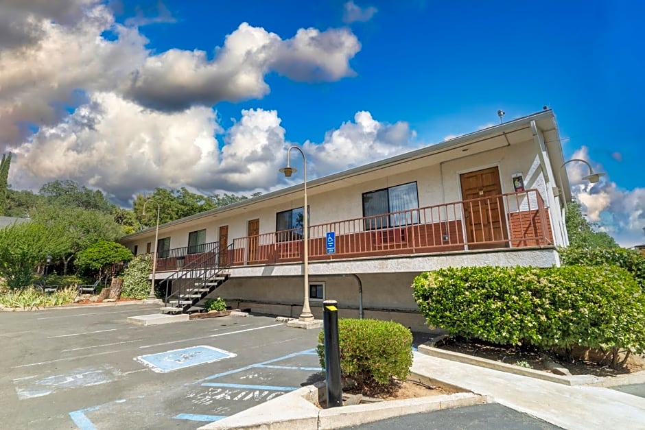 Mariposa Lodge