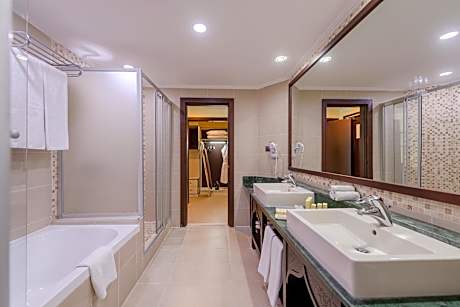 1 King Bed Junior Suite Side Sea View