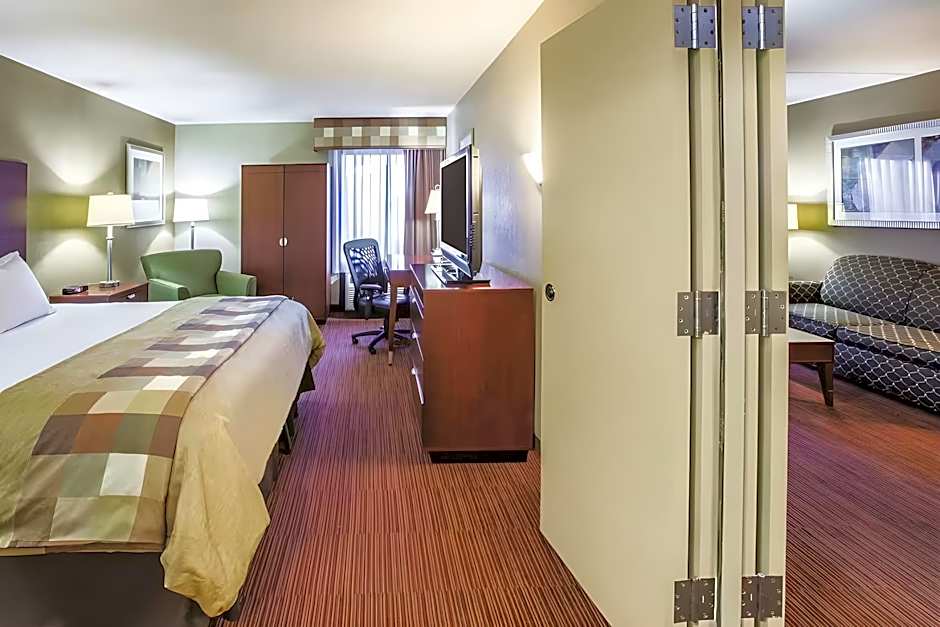 Ashbourne Hotel Canton/Hall of Fame I-77