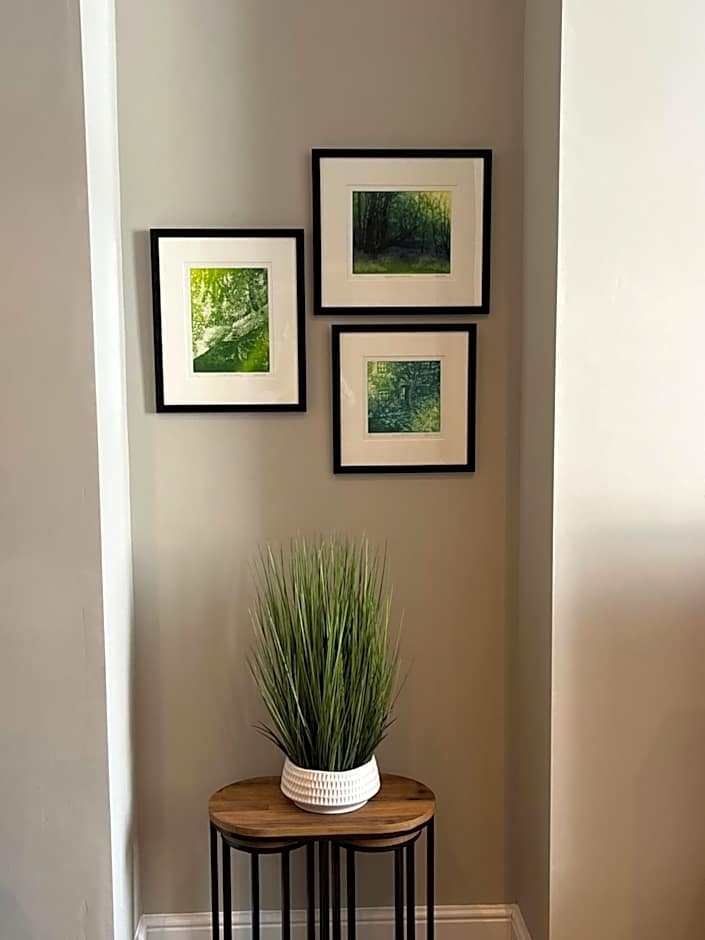 Crown and Cushion Appleby