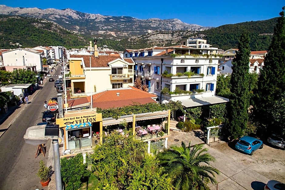 Villa Velzon Guesthouse