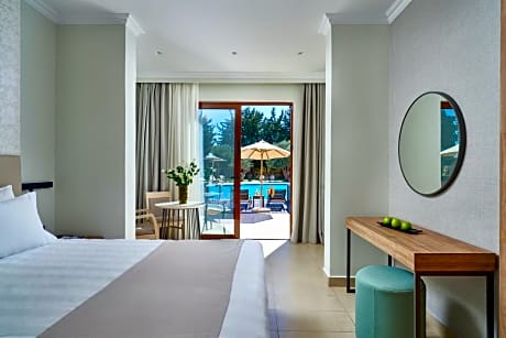 Suite with Private Pool and Hot Tub with Garden View