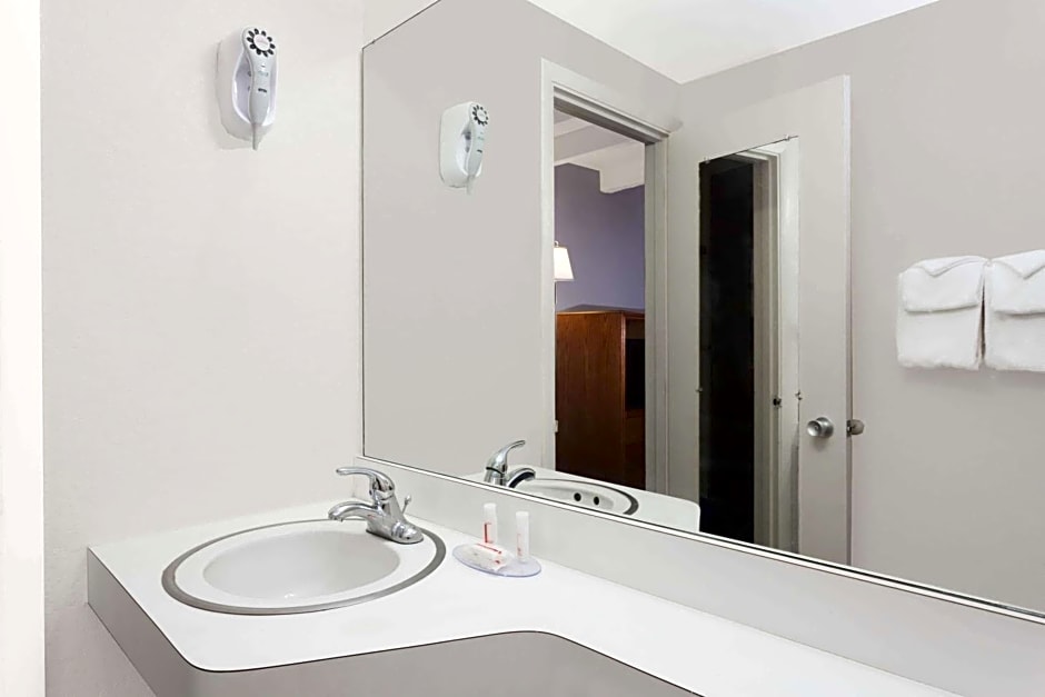 Howard Johnson by Wyndham Vero Beach / Downtown
