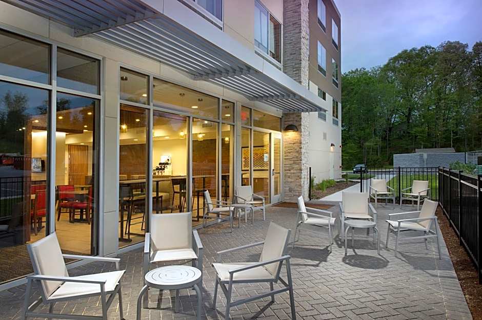 Holiday Inn Express & Suites Altoona By IHG