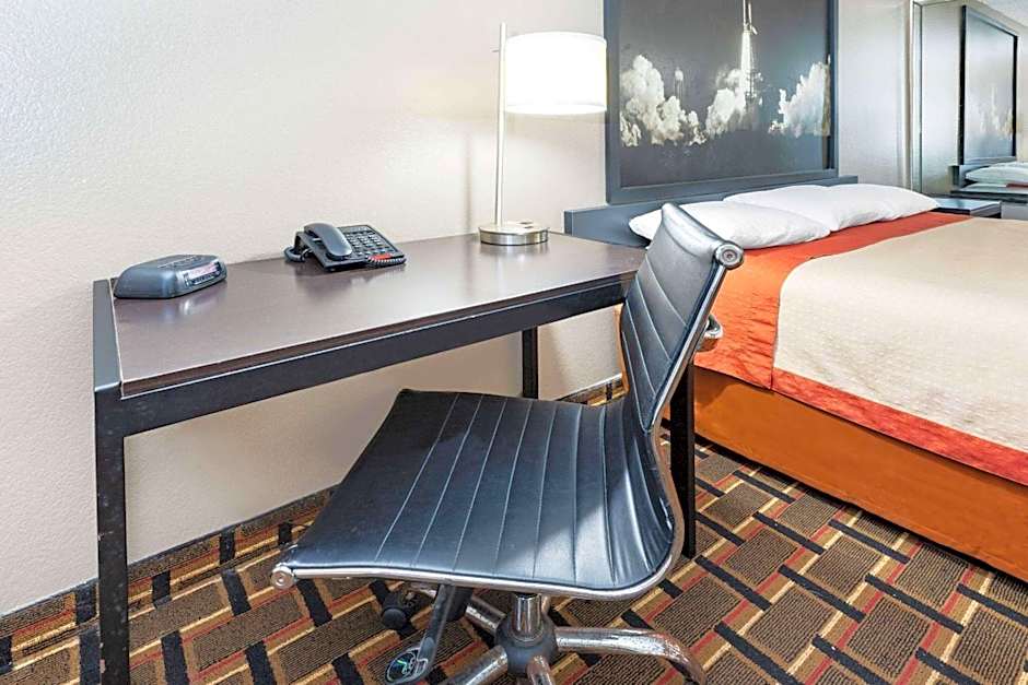 Super 8 by Wyndham League City/Kemah Area