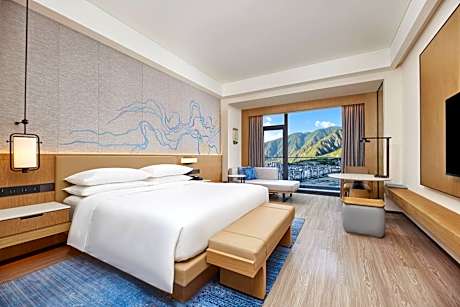 Executive Panorama King Room with Balcony and City View