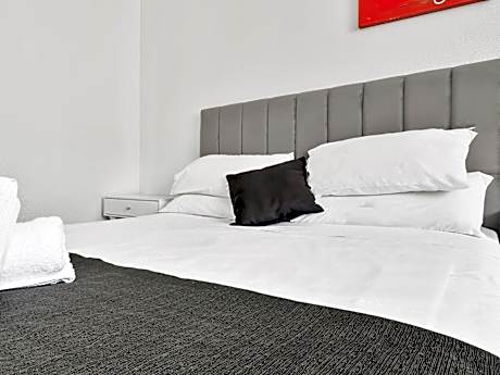 Deluxe Queen Room (Not Pet Friendly)