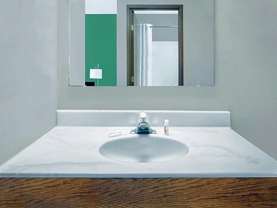 Super 8 by Wyndham Beaver Dam