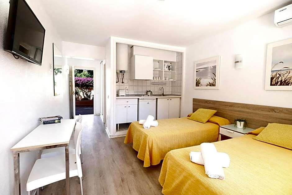 Naika Studios & Apartments