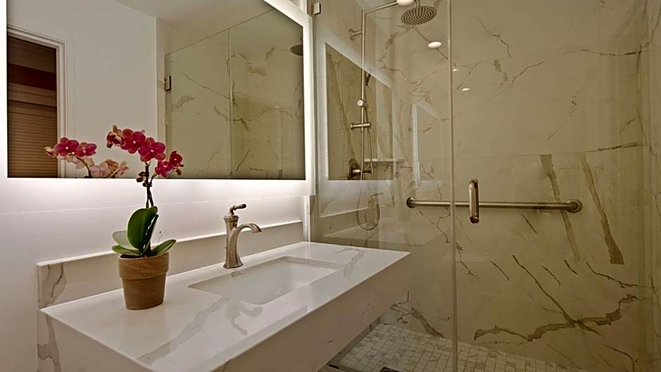 Best Western Plus Sunset Plaza Hotel