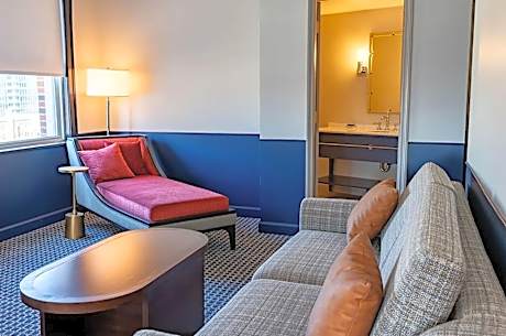 Lunt King Suite W/ Sofa