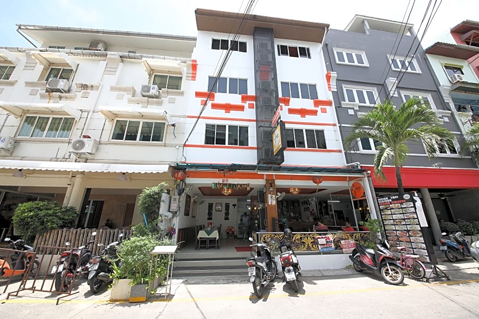 OYO 126 Patong Station House