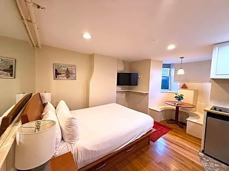 Economy Studio, 1 Queen Bed, Kitchen