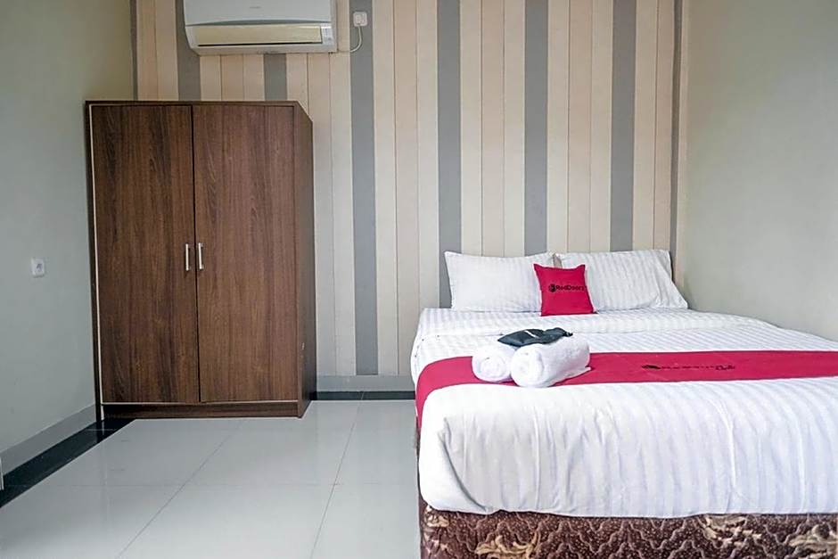 RedDoorz Syariah near Jamtos Jambi 2