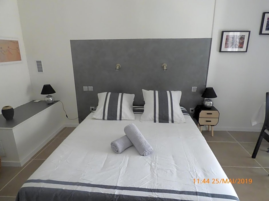 MAS MAURANE-Chambre d'hôte avec SPA privé aux portes d'ARLES