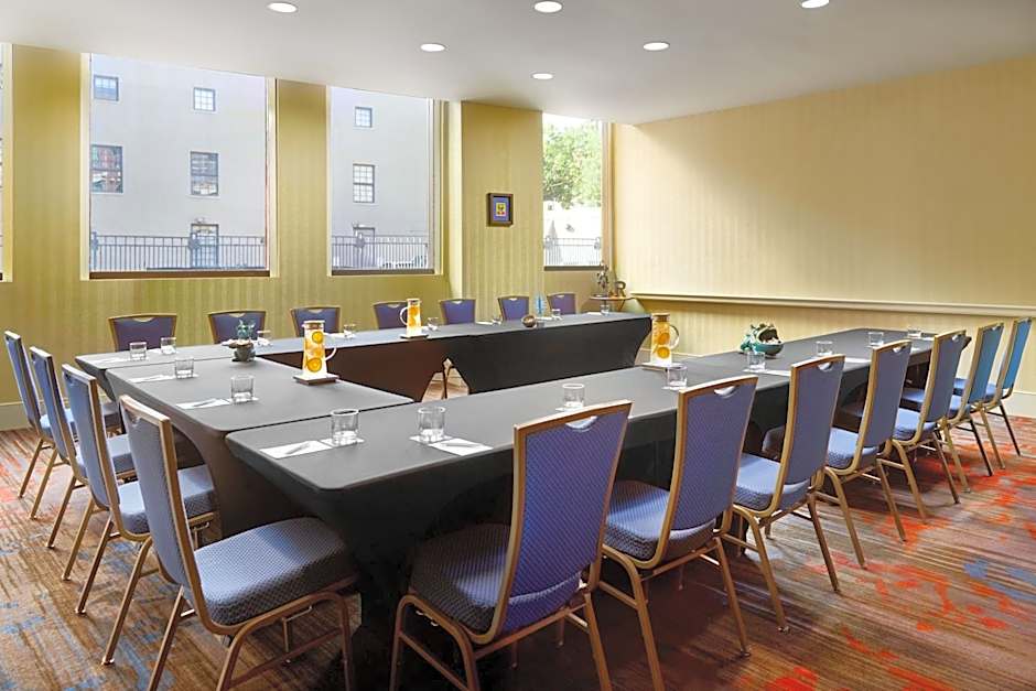 Renaissance New Orleans Arts Warehouse District Hotel