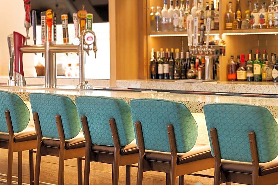 Holiday Inn & Suites Oakland - Airport by IHG