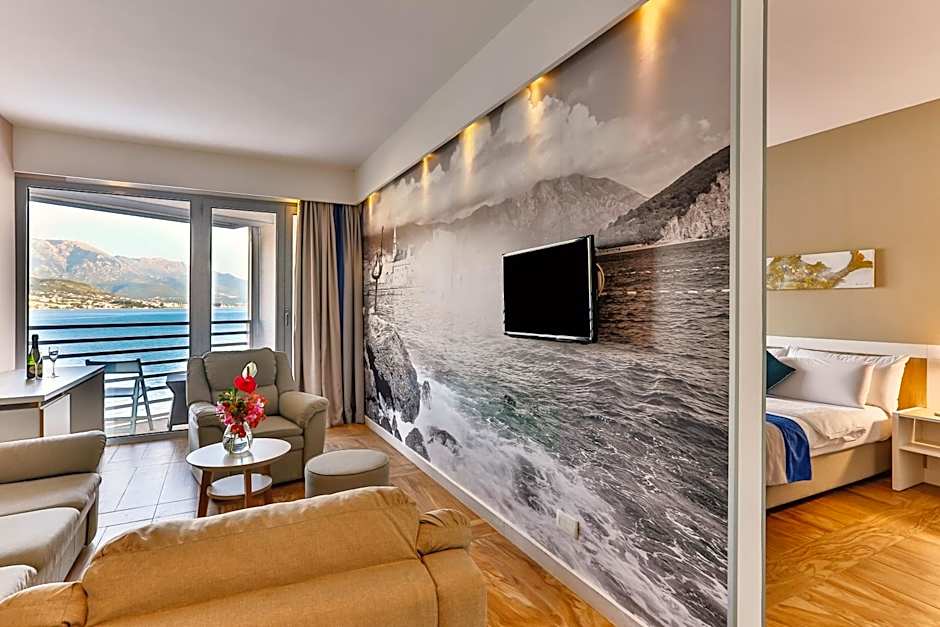 Carine Hotel Delfin