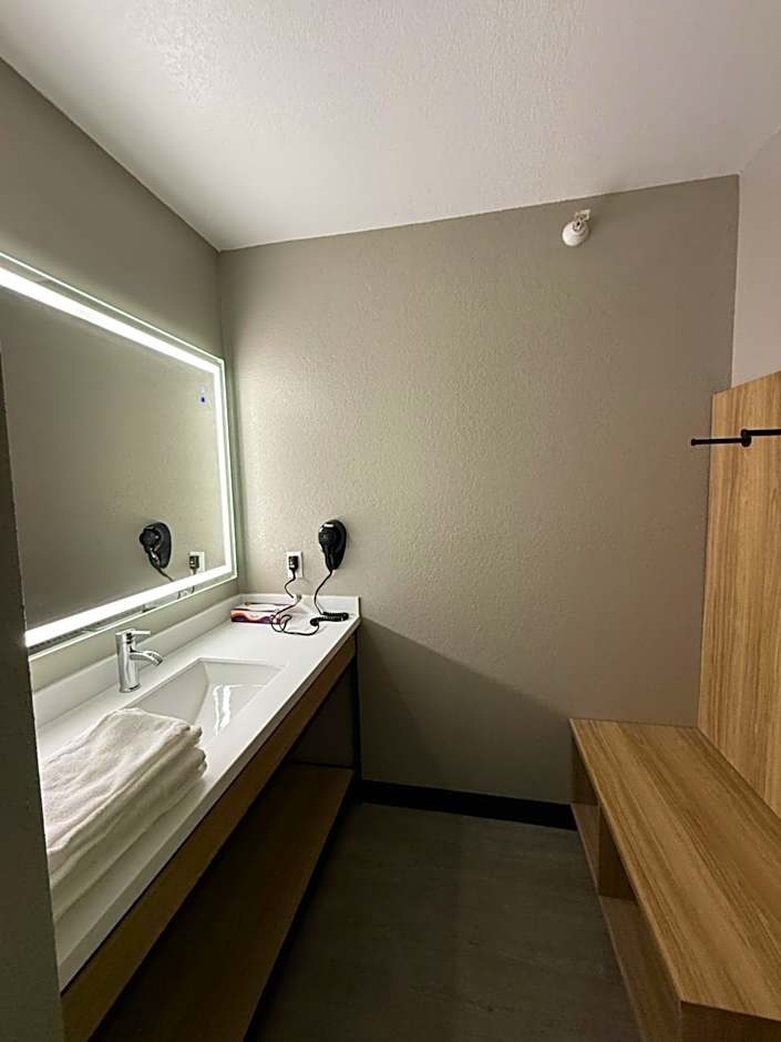 Super 8 by Wyndham Richfield/Cleveland