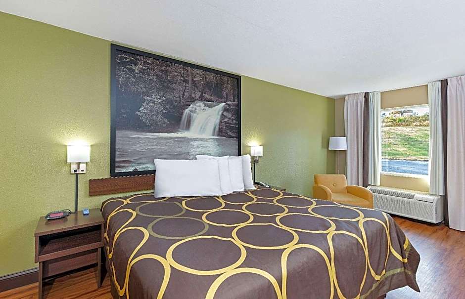 Photo 1 of 4 of 1 King Bed, Nonsmoking