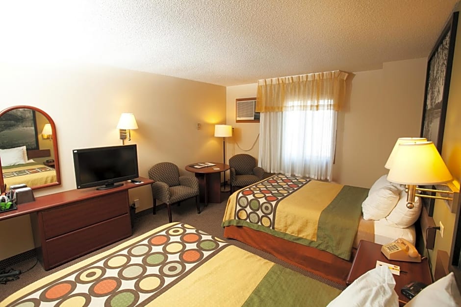 Super 8 by Wyndham Fairmont