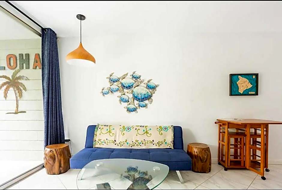 DOWNTOWN Hawaiian Theme Condo with Hot Tub, Pool & Beach - Kona Islander Inn
