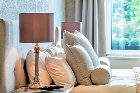 Family Room (2 Adults + 2 Children)