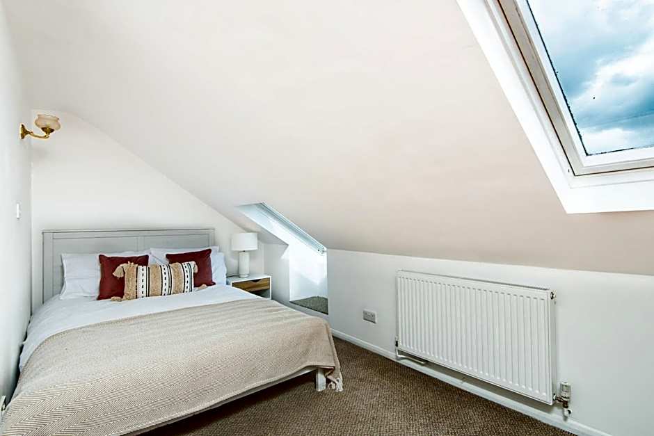 Spacious en-suite in a 5-Bedroom House at Hanwell (2nd Floor)