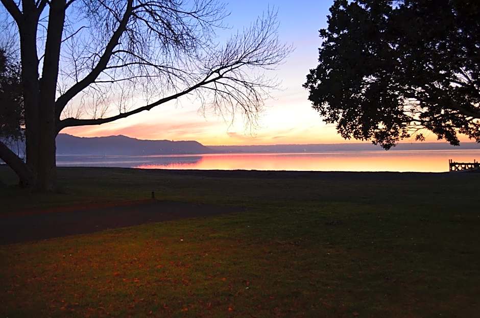 Cedarwood Lakeside Motel & Conference Venue