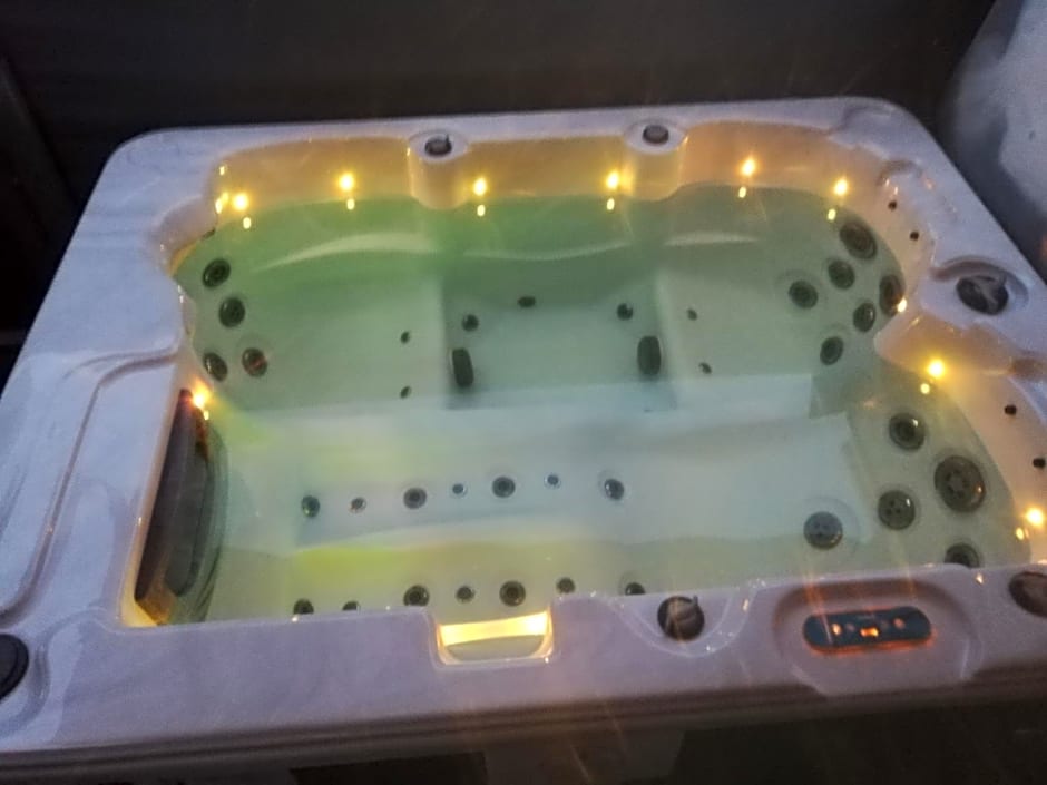 Nueva suite jacuzzi relax beach & mountain