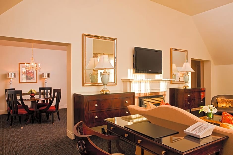 Hotel Roanoke & Conference Center, Curio Collection by Hilton